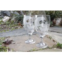 Handgravierte Schädel-Weingläser - Halloween-Kelche, 2Er-Set von GlassGoddessNgraving