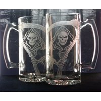 Handgravierte Sensenmann Bierkrüge Benutzerdefinierte Glas Barware, 2Er-Set von GlassGoddessNgraving