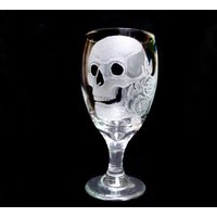 Handgravierte Totenkopf & Rosen Weingläser - Gothic Barware Set von GlassGoddessNgraving