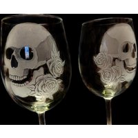 Handgravierte Weingläser Mit Schädel Und Rose Ohne Stiel - 2Er-Set von GlassGoddessNgraving