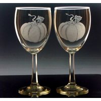 Handgraviertes Kürbis-Weinglas-Set - Herbsternte-Kelche | 2 Handgraviertes Kürbis-Weinglas-Set - Herbsternte-Kelche | 2 von GlassGoddessNgraving