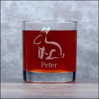 Sitzendes Kaninchen Graviertes 11 Unzen Whiskyglas - Tief Geätztes Felsenglas Freie Personalisierung Personalisiertes Tiergeschenk von GlassIslandDesigns