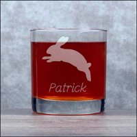 Springendes Kaninchen Graviertes 11 Unzen Whiskyglas - Tief Geätztes Felsenglas Freie Personalisierung Personalisiertes Geschenk von GlassIslandDesigns