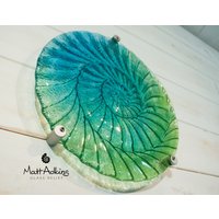 Runde Ammonit Wandkunst 29 cm, Blauer Grüner Kreis Geschmolzenes Glas Skulptur Wand Abstrakte Kunst, Fossil Nautilus Badezimmer Dekor von GlassRelief