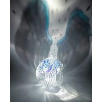 Handbemalter Engelflügel Glas Teelicht Halter Mit Metall Ständer von GlassTrappedDesigns