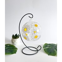 Handbemalter Margeriten Glas Teelichthalter Mit Metall Ständer von GlassTrappedDesigns