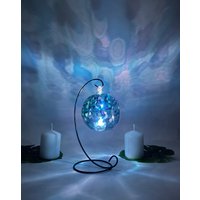 Blau & Silber Glas Kerzenständer Abstrakt Mit Metall Ständer Blau & Silber Glas Kerzenständer Abstrakt Mit Metall Ständer von GlassTrappedDesigns