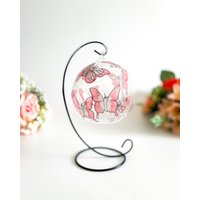 Handgemalter Blush Pink Schmetterling Glaskerzenhalter Mit Metallständer Handgemalter Blush Pink Schmetterling Glaskerzenhalter Mit Metallständer von GlassTrappedDesigns