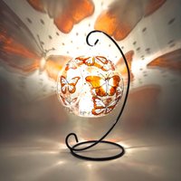 Handgemalter Oranger Schmetterlingsglas-Kerzenhalter Mit Metallständer von GlassTrappedDesigns