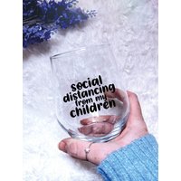 Soziale Distanzierung Von Meinen Kindern, Muttertagsgeschenk, Lustiges Weinglas, Mama Glas, Kleinkind Elternteil, Secret Santa von Glassrare