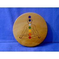 Handgefertigt Die Sieben Chakras Pyrographiert & Handbemalt. | Mit 3 Optionen Kann Sein Wandbehang, Ausstellungsstück Mit Ständer Oder Untersetzer von GlastonburyMystical