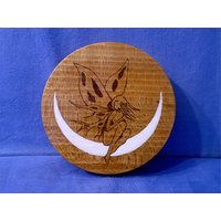 Handgefertigte Crescent Moon Fairy Pyrographiert Und Handbemalt. | Mit 3 Optionen Kann Sein Wandbehang, Ausstellungsstück Mit Ständer Oder von GlastonburyMystical