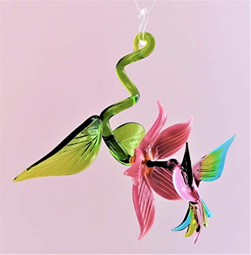 Hängevogel, Kolibri mit Blüte und Blatt (Blüte: rosa/Flügel: rosa-grün-hellblau) von Glasvogelwelt