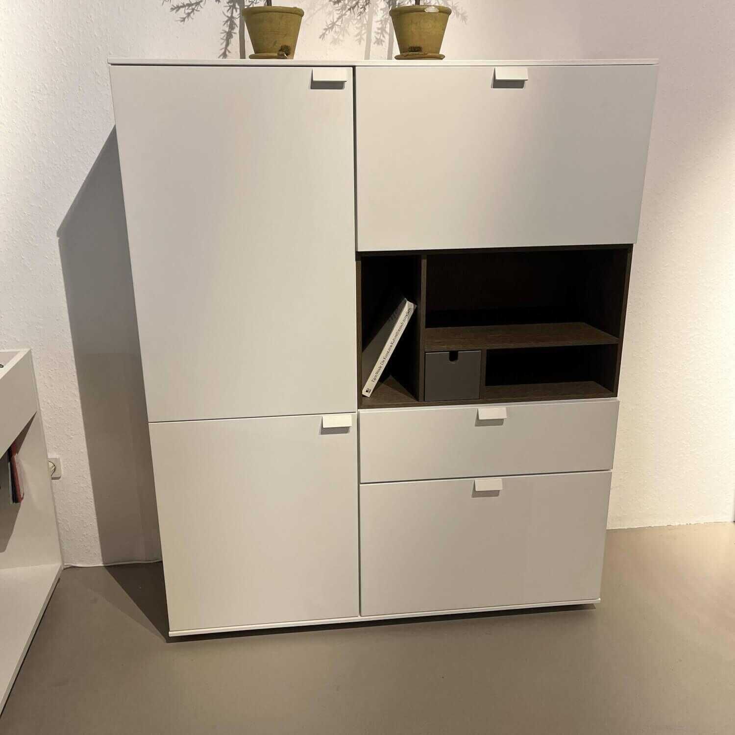 Highboard Cordoba 1061 Lack Weiß Absetzung Silver Oak Eiche Furniert Mit Beleuch... von Global