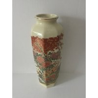 Vintage Achteckige Keramikvase Blumenvogel-Design, Hergestellt in Japan von GlobalArtVintage