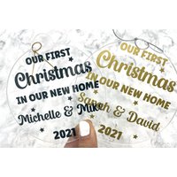 Personalisiert Unsere Neue Home Christmas Christbaumkugel Vinyl Name | Personalisierter Christbaumschmuck Mit Vinyl-Aufkleber Für Urlaubsdekorationen von GlobalPrintedGifts