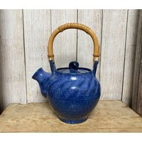 Vintage Studio, Art Pottery Teekanne Mit Cane Handle, Blau, Lila Glasur, Ausgestellte Stelle, Beeindruckte "Ah' Marke? von GloryandtheCabinet