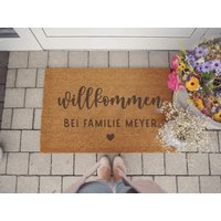Personalisierte Fußmatte Willkommen Bei Familie | Geschenk Zum Einzug, Hausbau Hauseingang Deko Willkommen Hochzeit #4 von Gluecklicheiraten
