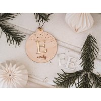 Weihnachtsbaumkugel Personalisiert Baumanhänger Mit Name Weihnachtskugel Baumschmuck Weihnachtsgeschenk Geschenkanhänger Christbaumkugel #13 Weihnachtsbaumkugel Personalisiert Baumanhänger Mit Name Weihnachtskugel Baumschmuck Weihnachtsgeschenk Geschenkanhänger Christbaumkugel #13 von Gluecklicheiraten