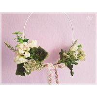 Blumenring Türkranz/Wandkranz 30 cm Mit Künstlichen Blumen Wie Tulpen Und Hortensie in Weißtönen Buchsbaum An Weißen Metallring Gebunden Blumenring Türkranz/Wandkranz 30 cm Mit Künstlichen Blumen Wie Tulpen Und Hortensie in Weißtönen Buchsbaum An Weißen Metallring Gebunden von GluecksfaserBYcindy