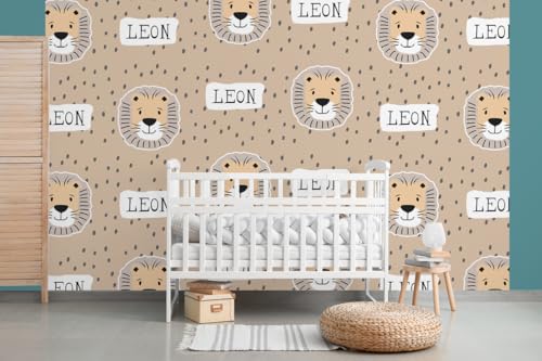 Glücksvilla - Baby-Tapete/Kinderzimmer-Tapete, Leo Löwe, personalisierbar mit individuellem Text, selbstkl., 11 SandHell (360 x 250 cm BxH), Vliestapete, Wand-Deko Kind Junge Mädchen von Glücksvilla