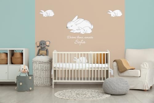 Glücksvilla - Baby-Tapete - Kinderzimmer-Tapete, Häschen, personalisierbar mit individuellem Text, selbstklebend - 12 SandHell (240 x 250 cm BxH), Vliestapete, Wand-Deko Kind Junge Mädchen von Glücksvilla