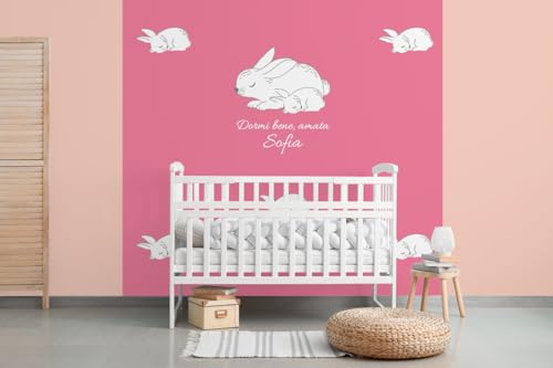 Glücksvilla - Baby-Tapete - Kinderzimmer-Tapete, Häschen, personalisierbar mit individuellem Text, selbstklebend - 42 Brombeere (240 x 250 cm BxH), Vliestapete, Wand-Deko Kind Junge Mädchen von Glücksvilla