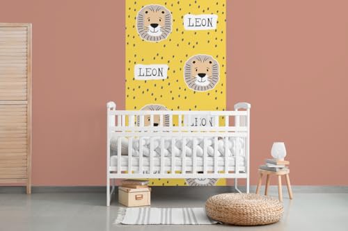 Glücksvilla - Baby-Tapete - Kinderzimmer-Tapete, Leo Löwe, personalisierbar mit individuellem Text, selbstklebend - 01 Banana (120 x 250 cm BxH), Vliestapete, Wand-Deko Kind Junge Mädchen von Glücksvilla