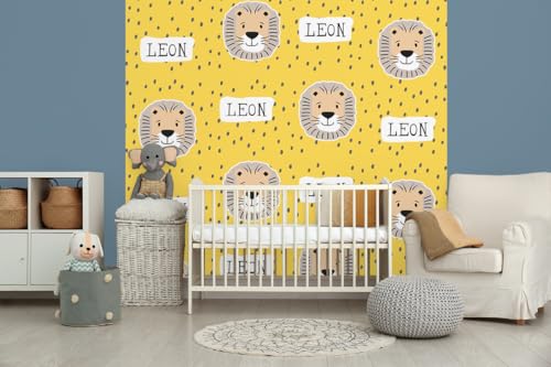 Glücksvilla - Baby-Tapete - Kinderzimmer-Tapete, Leo Löwe, personalisierbar mit individuellem Text, selbstklebend - 01 Banana (240 x 250 cm BxH), Vliestapete, Wand-Deko Kind Junge Mädchen von Glücksvilla