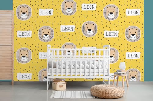 Glücksvilla - Baby-Tapete - Kinderzimmer-Tapete, Leo Löwe, personalisierbar mit individuellem Text, selbstklebend - 01 Banana (360 x 250 cm BxH), Vliestapete, Wand-Deko Kind Junge Mädchen von Glücksvilla