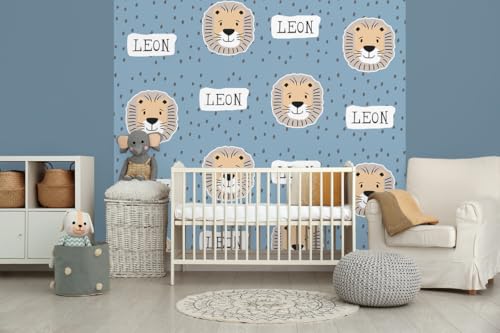 Glücksvilla - Baby-Tapete - Kinderzimmer-Tapete, Leo Löwe, personalisierbar mit individuellem Text, selbstklebend - 25 Taubenblau (240 x 250 cm BxH), Vliestapete, Wand-Deko Kind Junge Mädchen von Glücksvilla