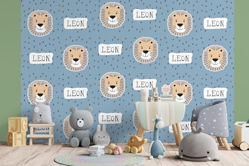 Glücksvilla - Baby-Tapete - Kinderzimmer-Tapete, Leo Löwe, personalisierbar mit individuellem Text, selbstklebend - 25 Taubenblau (360 x 250 cm BxH), Vliestapete, Wand-Deko Kind Junge Mädchen von Glücksvilla