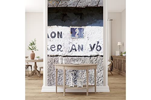 Glücksvilla - Fototapete, selbstklebend (120 x 250 cm (BxH) - div. Maße - Vlies-Tapete - Wand-Deko - Schrift über bretonischer Tür - Frankreich Bretagne Stein-Optik Fassade Fotografie x von Glücksvilla