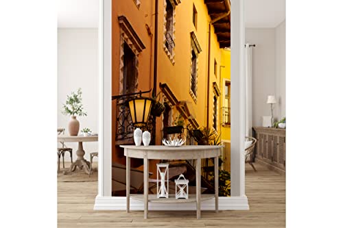 Glücksvilla - Fototapete, selbstklebend (120 x 300 cm (BxH) - div. Maße - Vlies-Tapete - Wand-Deko - Gardasee Desenzano - See Italien Gassen Fassaden Häuser Dorf Tirol Fotografie x von Glücksvilla