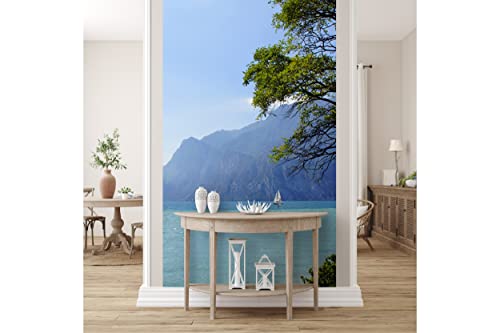 Glücksvilla - Fototapete, selbstklebend (120 x 300 cm (BxH) - div. Maße - Vlies-Tapete XXL Wand-Deko - Gardasee Idylle - See Italien Berge Ufer Baum Natur Tirol Fotografie x von Glücksvilla