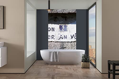 Glücksvilla - Fototapete, selbstklebend (120 x 300 cm (BxH) - div. Maße - Vlies-Tapete XXL Wand-Deko - Schrift über bretonischer Tür - Frankreich Bretagne Stein-Optik Fassade Fotografie x von Glücksvilla