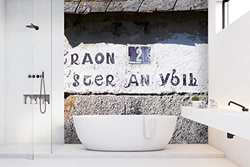 Glücksvilla - Fototapete, selbstklebend (240 x 250 cm (BxH) - div. Maße - Vlies-Tapete - Wand-Deko - Schrift über bretonischer Tür - Frankreich Bretagne Stein-Optik Fotografie x von Glücksvilla