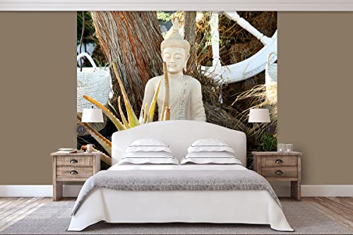 Glücksvilla - Fototapete, selbstklebend (240 x 300 cm BxH) - div. Maße - Vlies-Tapete XXL Wand-Deko - Buddha im Garten - Fotografie Glaube Buddhismus Zen Korb Baum Holz-Rad x von Glücksvilla