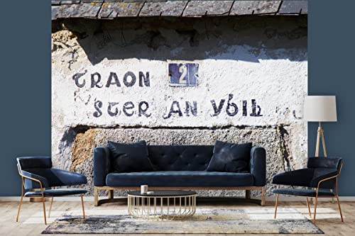 Glücksvilla - Fototapete, selbstklebend (360 x 250 cm (BxH) - div. Maße - Vlies-Tapete XXL Wand-Deko - Schrift über bretonischer Tür - Frankreich Bretagne Stein-Optik Fassade Fotografie x von Glücksvilla
