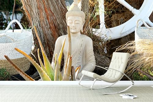 Glücksvilla - Fototapete, selbstklebend (480 x 250 cm BxH) - div. Maße - Vlies-Tapete XXL Wand-Deko - Buddha im Garten - Fotografie Glaube Buddhismus Zen Korb Baum Holz-Rad x von Glücksvilla