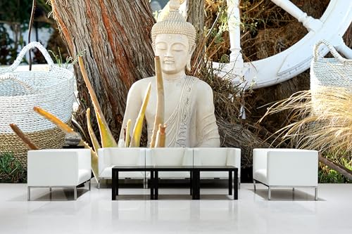 Glücksvilla - Fototapete, selbstklebend (480 x 300 cm BxH) - div. Maße - Vlies-Tapete - Wand-Deko - Buddha im Garten - Fotografie Glaube Buddhismus Zen Korb Baum Holz-Rad x von Glücksvilla