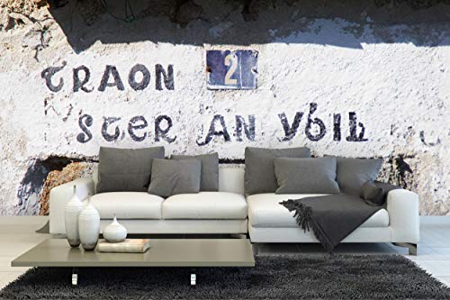 Glücksvilla - Fototapete, selbstklebend (600 x 250 cm (BxH) - div. Maße - Vlies-Tapete XXL Wand-Deko - Schrift über bretonischer Tür - Frankreich Bretagne Stein-Optik Fassade Fotografie x von Glücksvilla