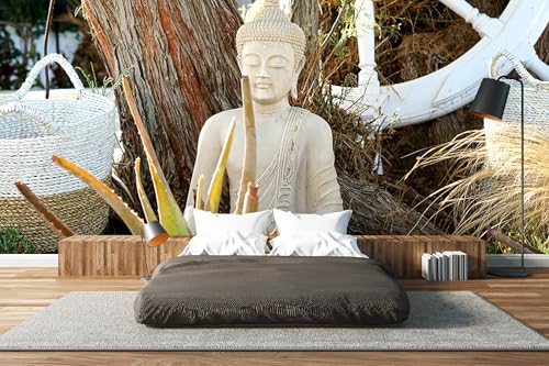 Glücksvilla - Fototapete, selbstklebend (600 x 250 cm BxH) - div. Maße - Vlies-Tapete XXL Wand-Deko - Buddha im Garten - Fotografie Glaube Buddhismus Zen Korb Baum Holz-Rad x von Glücksvilla