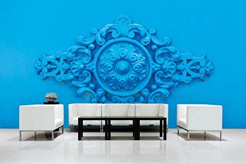 Glücksvilla - Fototapete, selbstklebend (600 x 300 cm (BxH) - div. Maße - Vlies-Tapete XXL moderne Wand-Deko - Ornamente 1 - blaue Verzierung Blume Blüte Tür Metall Fotografie x von Glücksvilla