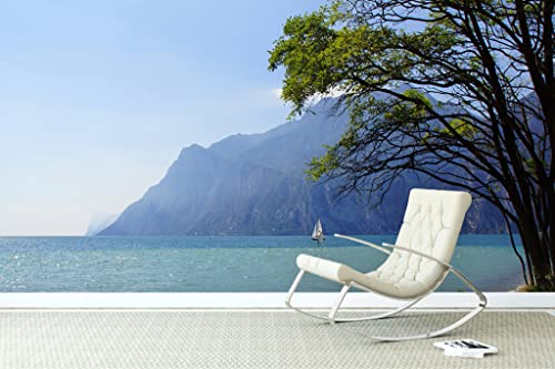 Glücksvilla - selbstklebende Fototapete (480 x 250 cm (BxH) - div. Maße - Vlies-Tapete XXL moderne Wand-Deko - Gardasee Idylle - See Italien Berge Ufer Baum Natur Tirol Fotografie von Glücksvilla