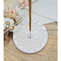 Handgefertigter Keramik Räucherstäbchenhalter Rund in Weiß-Beige Mit Mandala, Räucherwerk Handgefertigt, Geschenk Für Yogi Handgefertigter Keramik Räucherstäbchenhalter Rund in Weiß-Beige Mit Mandala, Räucherwerk Handgefertigt, Geschenk Für Yogi von GluecksvogelCeramics