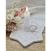 Keramik Kerzenhalter Mit Mandala Für Stabkerzen in Weiß-Beige Handgefertigt, Kerzenständer Boho Tischdeko von GluecksvogelCeramics