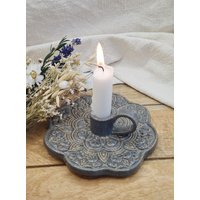 Keramik Kerzenständer Mit Mandala in Grau-Beige Handgefertigt - Kerzenhalter Für Stabkerzen Im Boho Stil, Bohemian Tischdeko, Geschenk von GluecksvogelCeramics