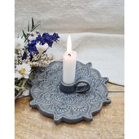 Keramik Kerzenständer Mit Mandala in Grau-Beige Handgefertigt - Kerzenhalter Für Stabkerzen Im Boho Stil, Bohemian Tischdeko, Geschenk Keramik Kerzenständer Mit Mandala in Grau-Beige Handgefertigt - Kerzenhalter Für Stabkerzen Im Boho Stil, Bohemian Tischdeko, Geschenk von GluecksvogelCeramics
