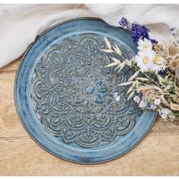 Runder Keramik Teller Mit Mandala in Grau-Blau, Boho Stil, Servierteller Bohemian Handgetöpfert von GluecksvogelCeramics